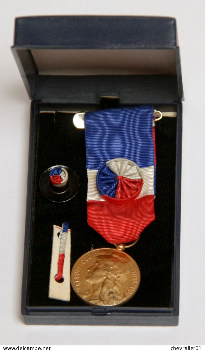 Médaille Civile-FR_001c_Commerce-Travail-Industrie_Vermeil_30 Ans_1959_20-20 - Professionnels / De Société