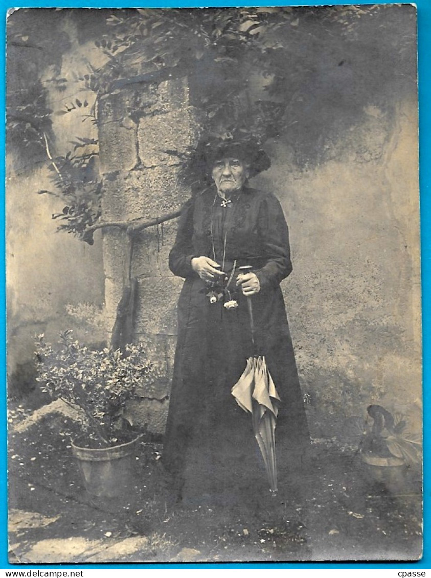 PHOTO Photographie - Madame LANG, Vieille Dame Avec Son Parapluie, Qui Ne Manque Pas D'humour (voir Au Dos De La Photo) - Personas Identificadas