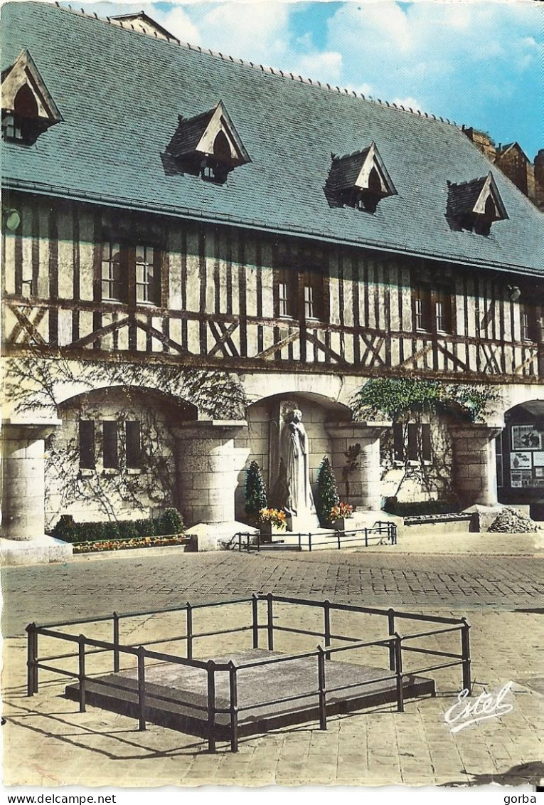 *CPM  -76 - ROUEN - Place Du Marché Et Statue De Jeanne D'Arc - Rouen