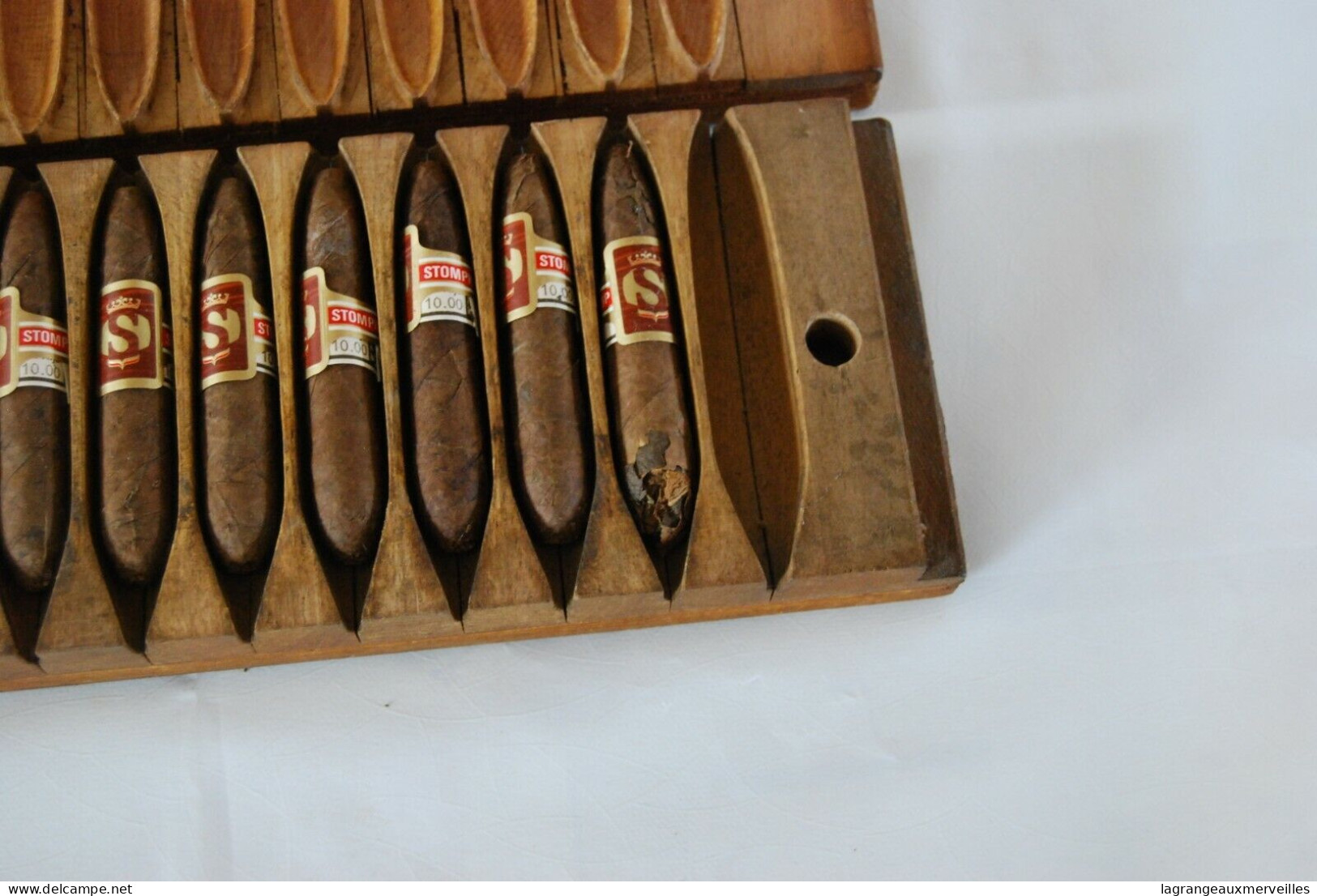 E1 Ancienne presse à cigares avec 14 cigares