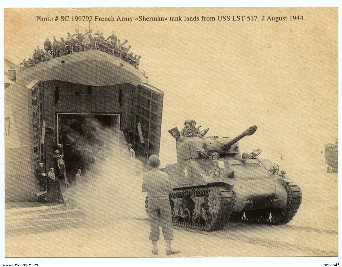 Carte Photo Format Agrandi 16,00 X 12,00 Cm. 6,29 X 4,72 Inchs.ShermanTank Lands From USS LST- 5172,2 August 1944. - Guerre 1939-45