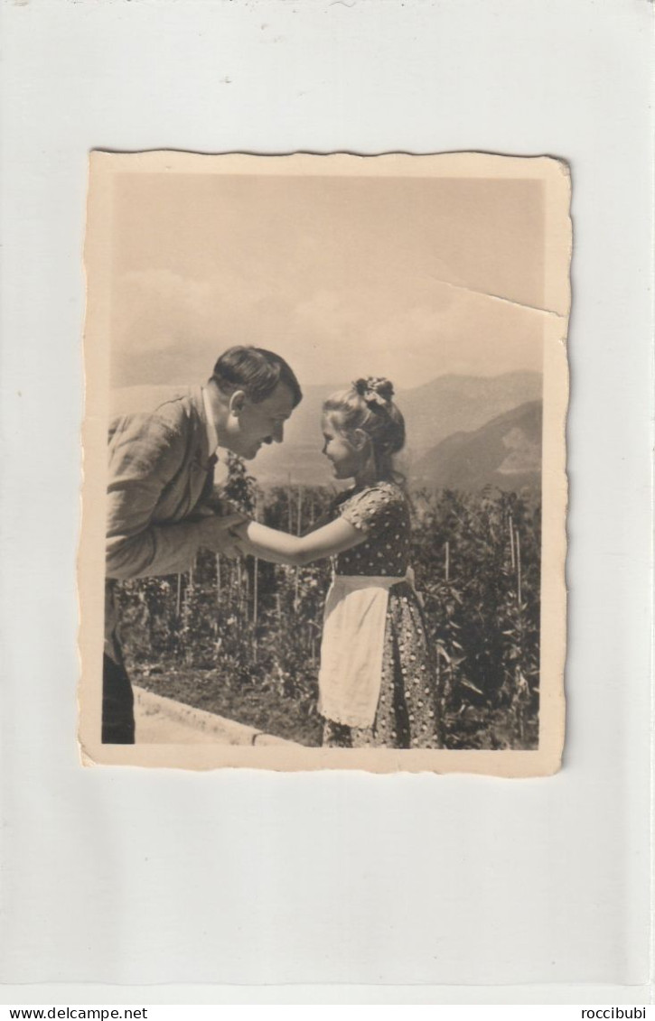 Adolf Hitler Mit Mädchen Auf Obersalzberg 7x9 - Guerre, Militaire