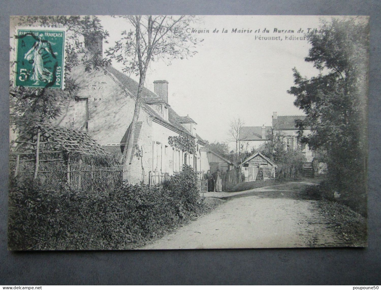 CPA 02 Aisne GUISE -  Chemin De La Mairie Et Le Bureau De Tabac  Timbré Vers 1910 - Guise