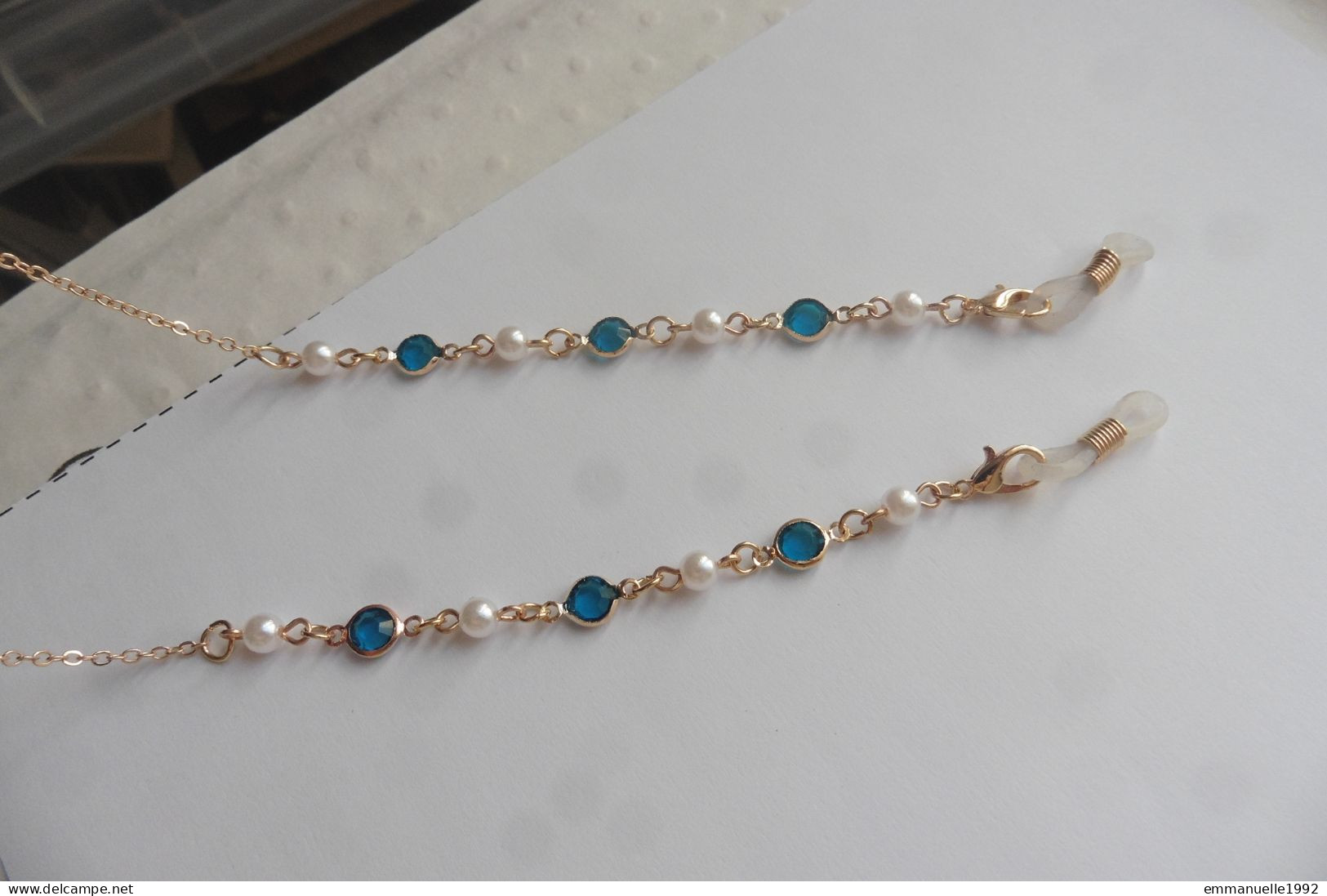 Cordon Chaine à Lunettes Métal Doré Cristaux Bleu Paon Et Perles Fines Imitation Blanc Nacré - Halsketten
