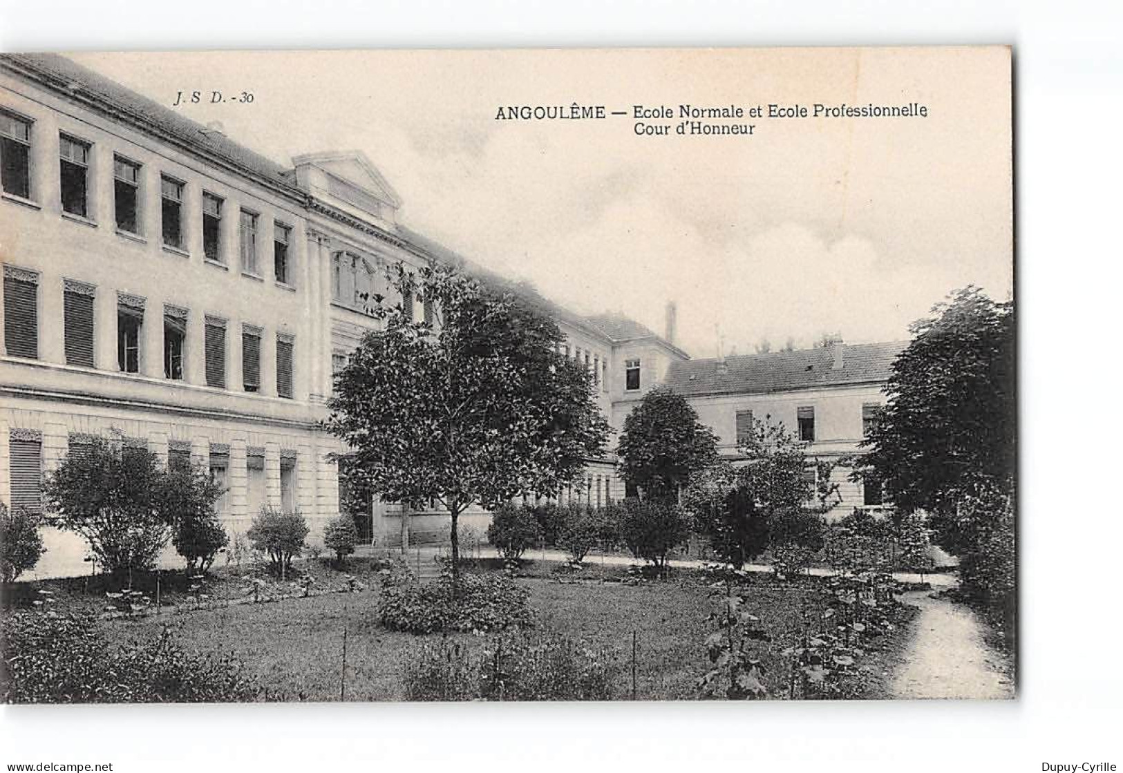 ANGOULEME - Ecole Normale Et Ecole Professionnelle - Cour D'honneur - Très Bon état - Angouleme