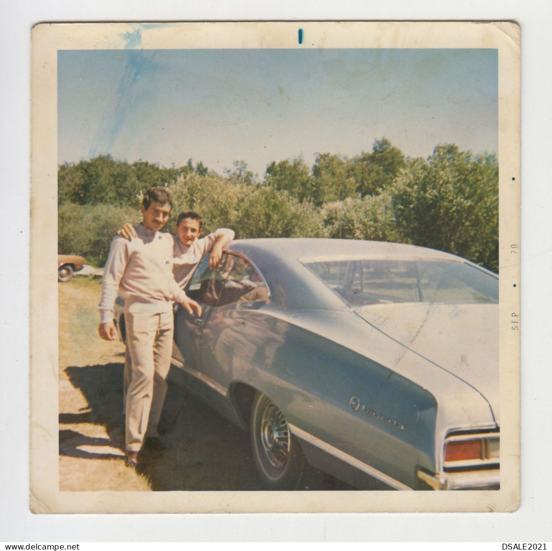 Guys, Two Young Men Pose To Old Chevrolet Impala Car, Vintage Orig Square Photo 8.8x8.8cm. (30513) - Automobiles
