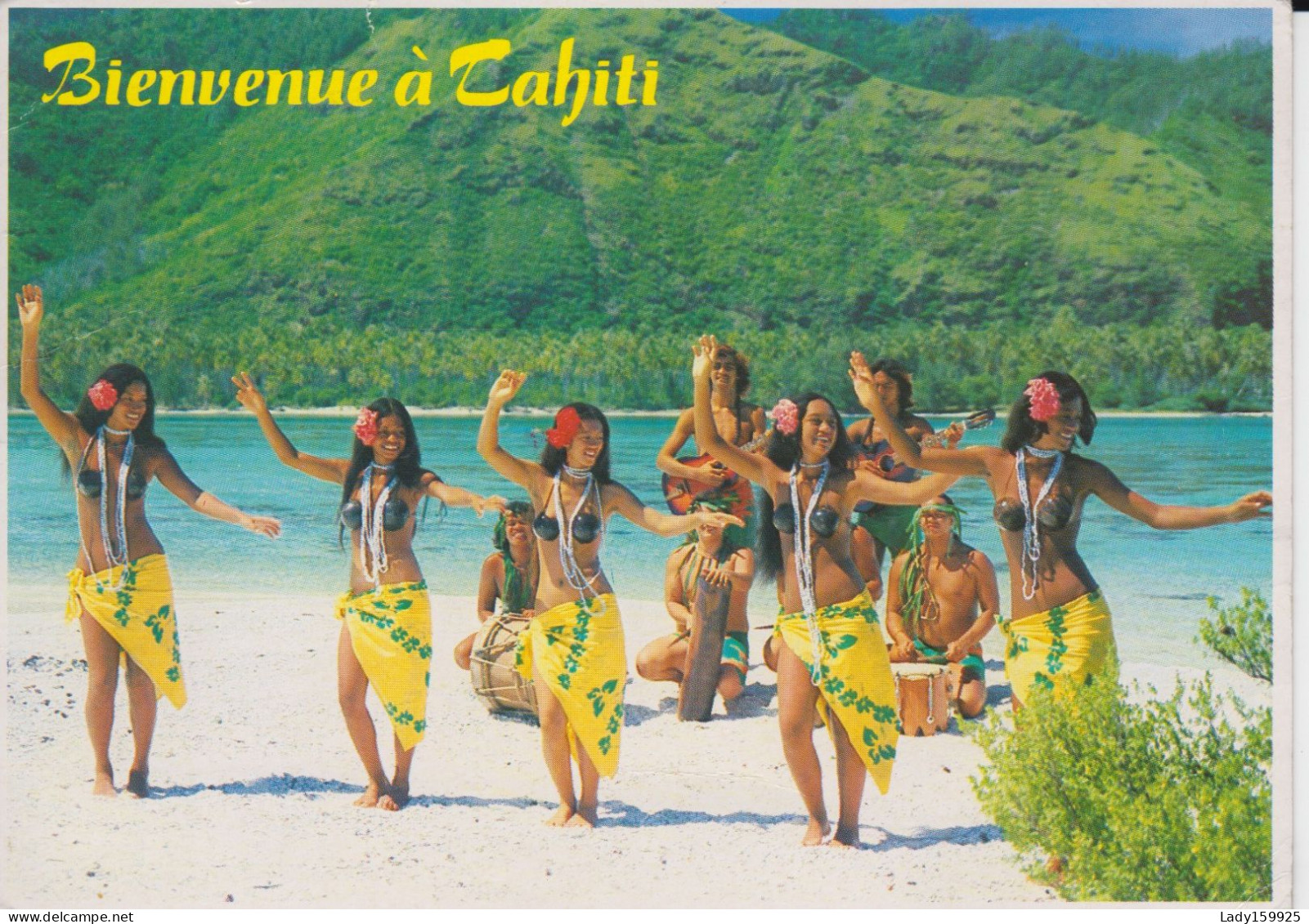 Bienvenue à Tahiti  Petit Groupe De Musiciens Et Danseuses Sur La Plage .  CM 2 Scans - Tahiti