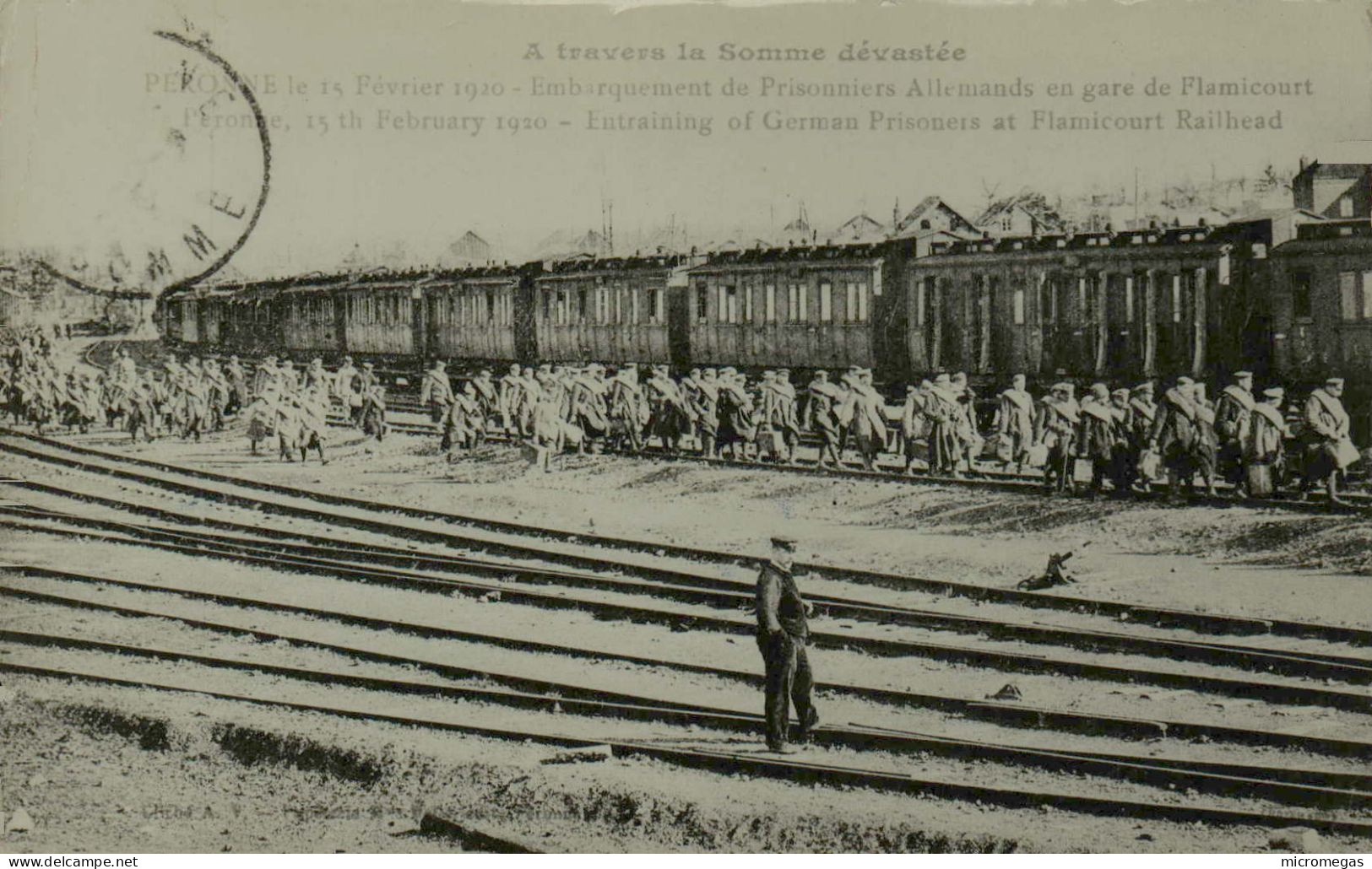 Reprod. "La Vie Du Rail" - A Travers La Somme Dévastée - Embarquement De Prisonniers Allemands En Gare De Flamincourt - Trains