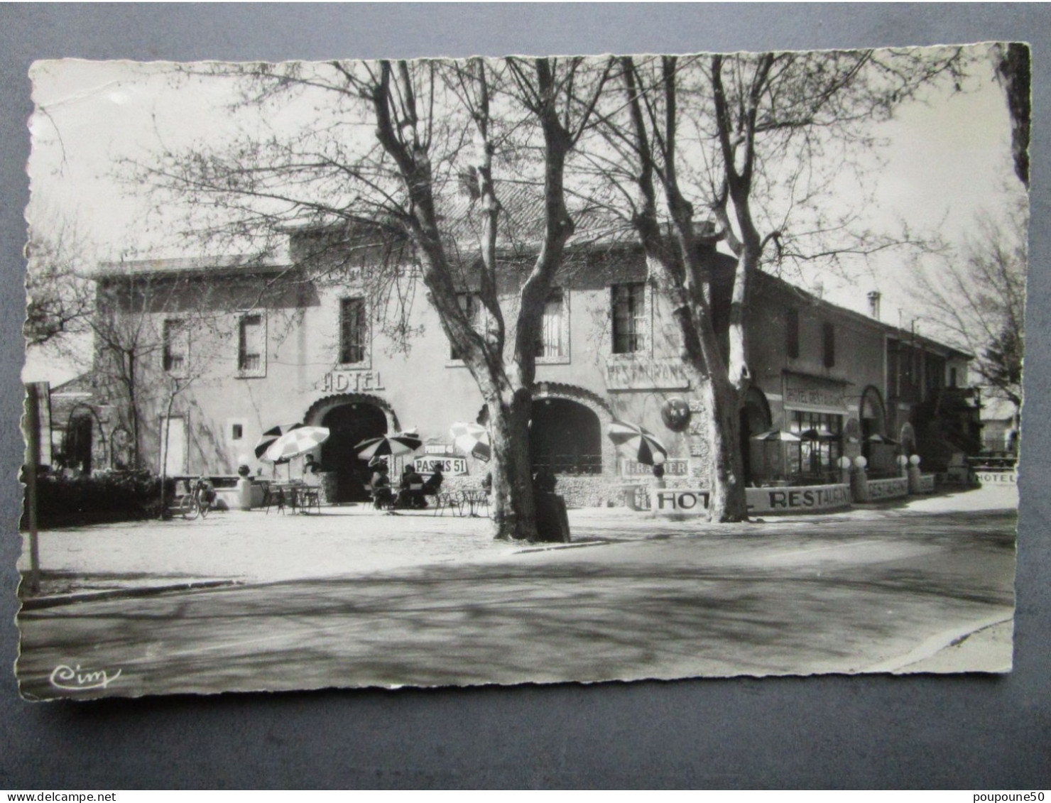 CP 13 Bouche Du Rhône SENAS - Hôtel Restaurant " LE TERMINUS "  Restauration  Dans Le Jardin , Pastis 51  Vers 1950 - Other & Unclassified