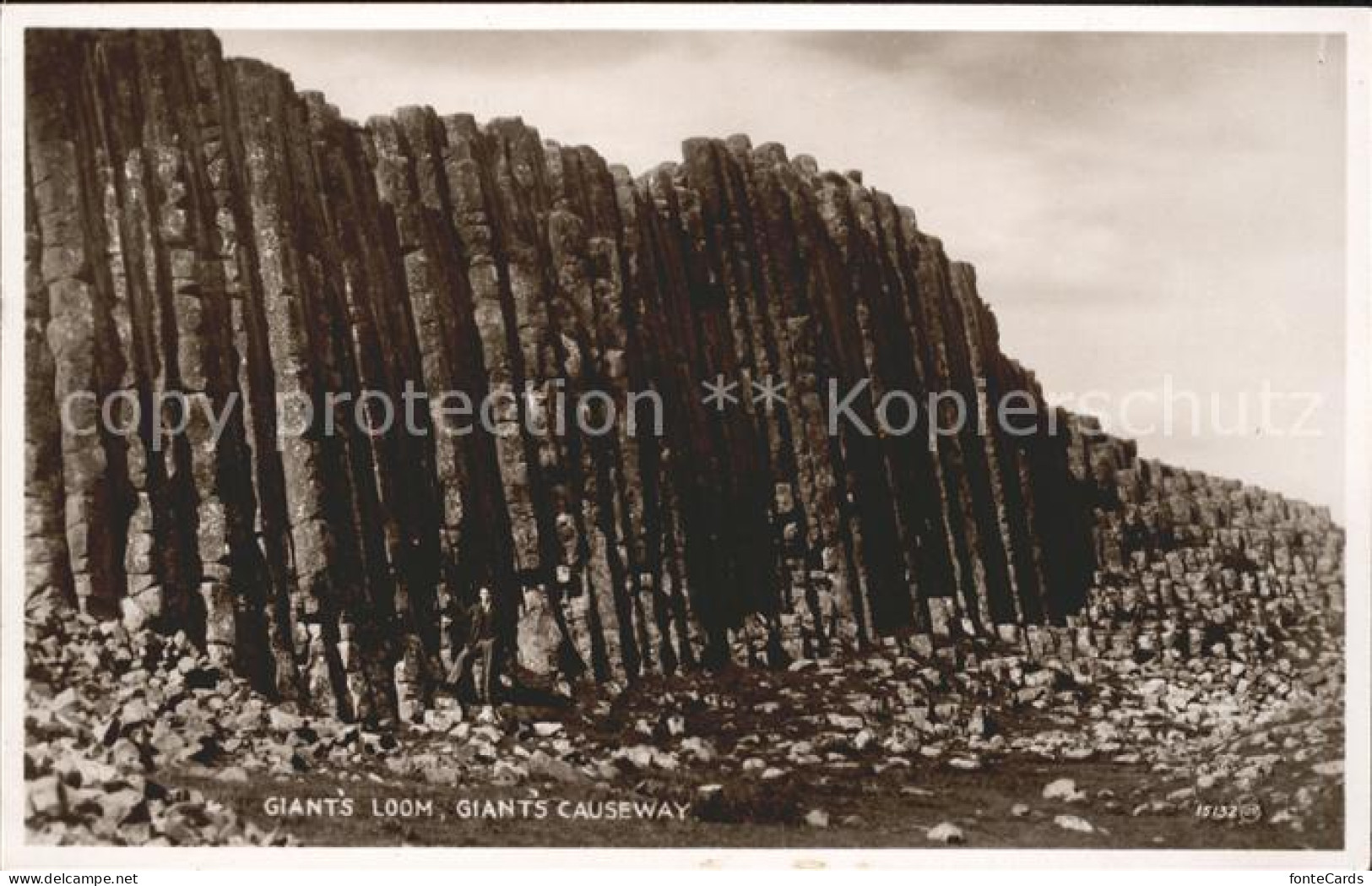 11777844 Antrim Giants Loom Giants Causeway Valentine's Post Card Antrim - Other & Unclassified