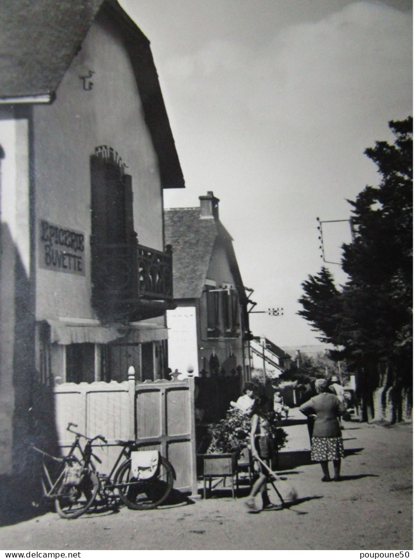 CP 56 Morbihan Presqu'ile De Quiberon - Lieu Dit : SAINT JULIEN De Quiberon   - La Place Du Centre  Timbré 1956 - Quiberon