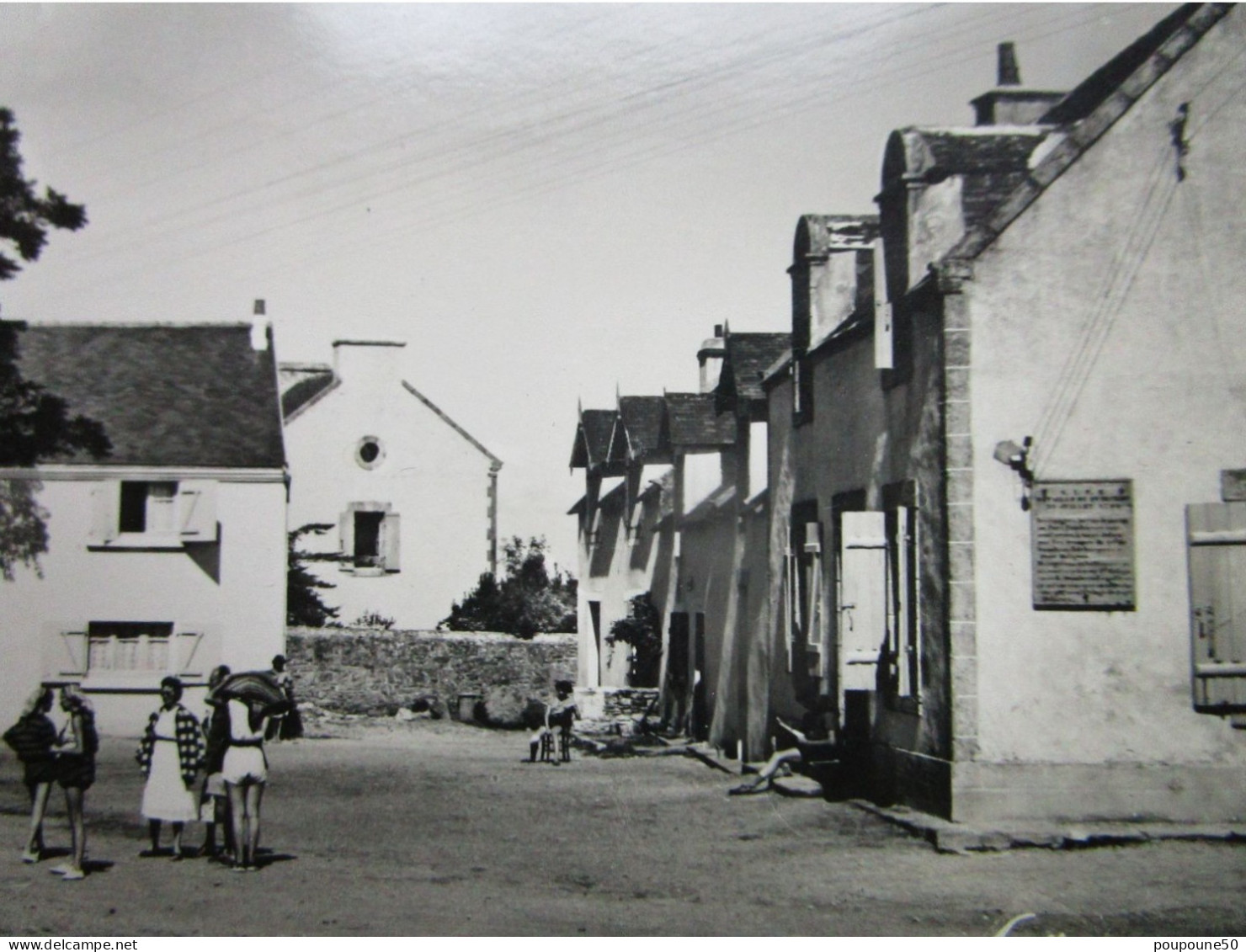 CP 56 Morbihan Presqu'ile De Quiberon - Lieu Dit : SAINT JULIEN De Quiberon   - La Place Du Centre  Timbré 1956 - Quiberon