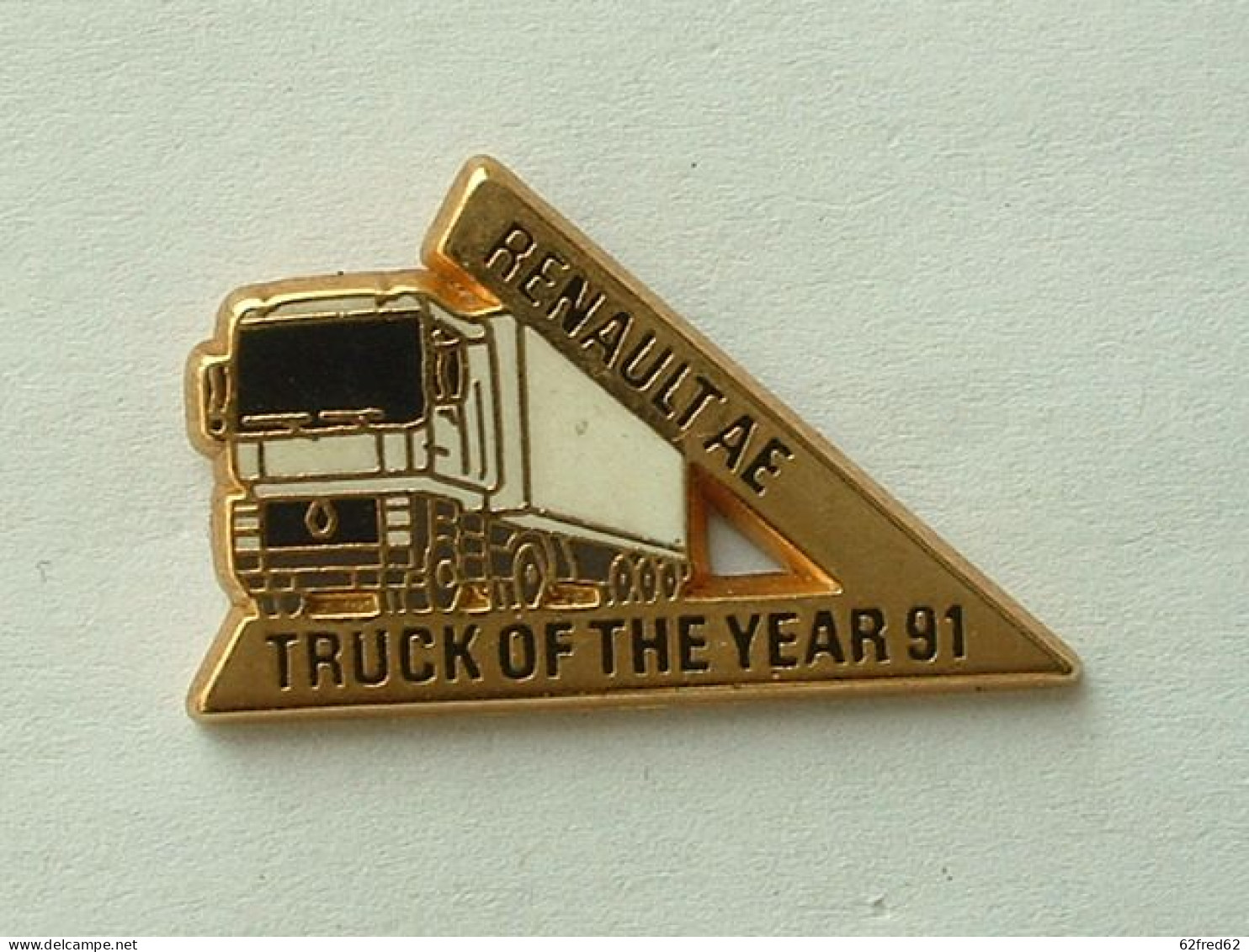 PIN'S CAMION RENAULT AE - TRUCK OF THE YEAR 91 - ARTHUS BERTRAND - Transport Und Verkehr