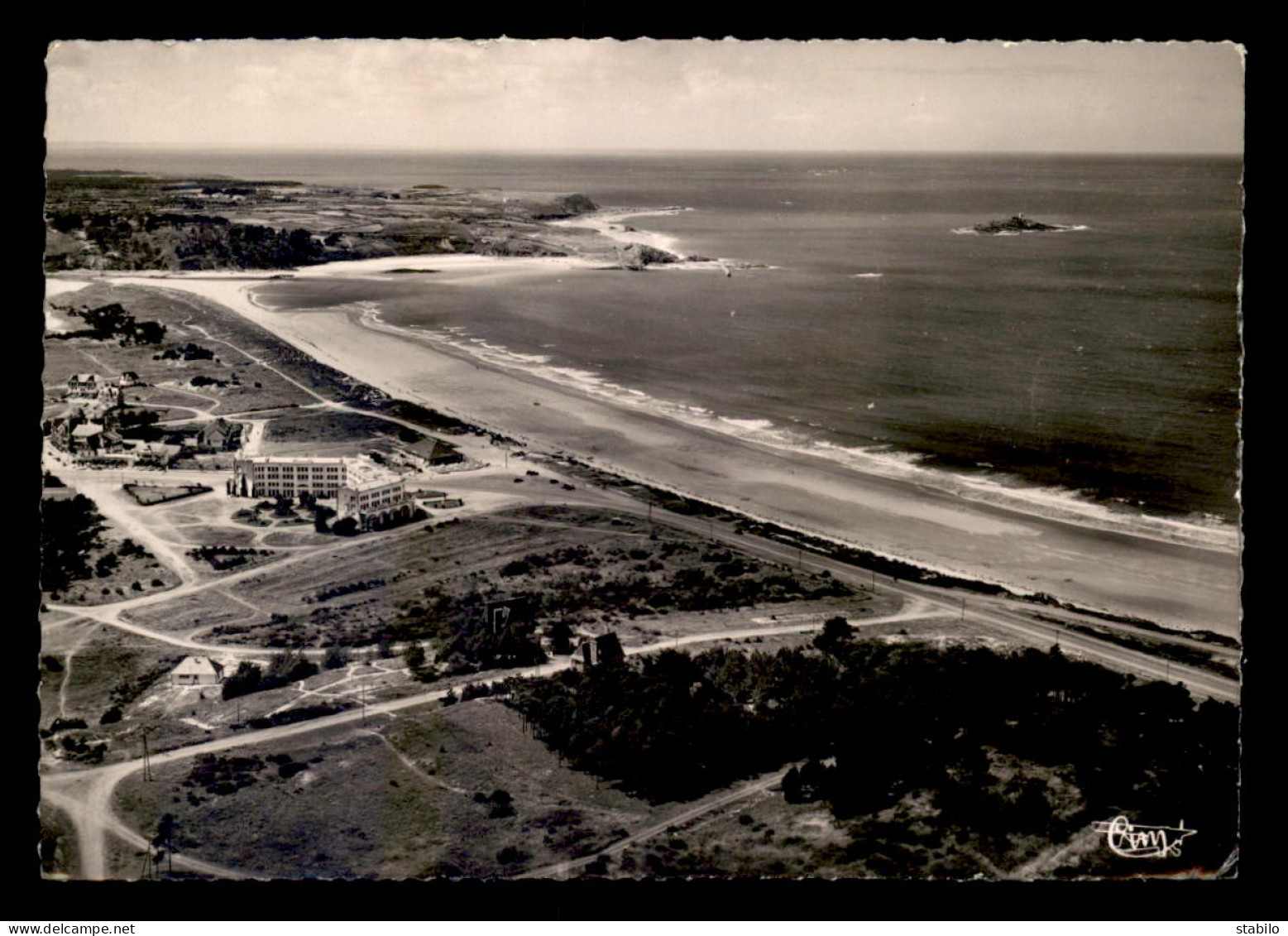 22 - SABLES-D'OR-LES-PINS - VUE AERIENNE - LA PLAGE ET L'HOTEL DES ARCADES - Altri & Non Classificati