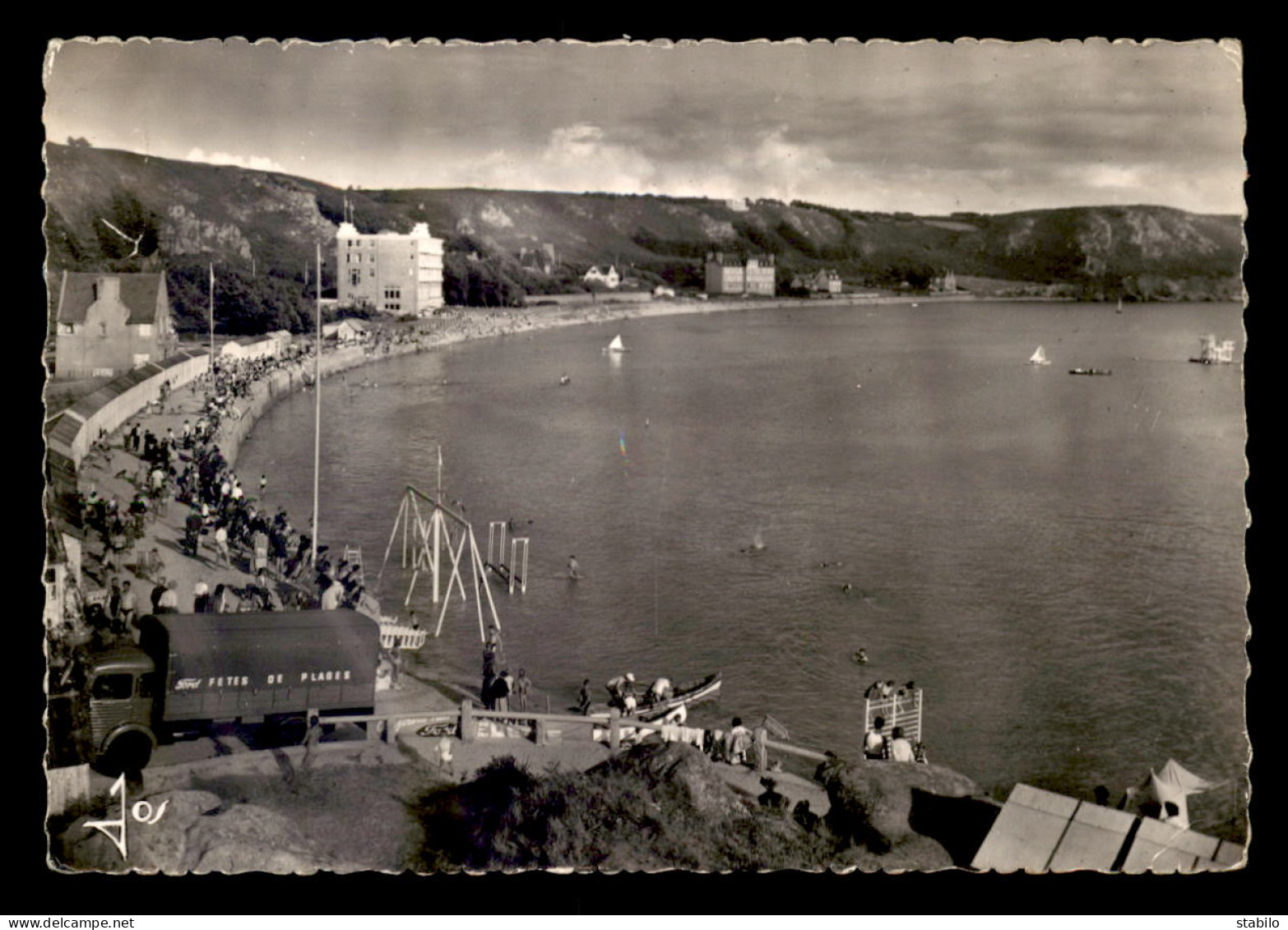 22 - TREBEURDEN - LES JEUX SUR LA PLAGE DE TRESMEUR - CAMION FORD "FETES DES PLAGES" - Trébeurden