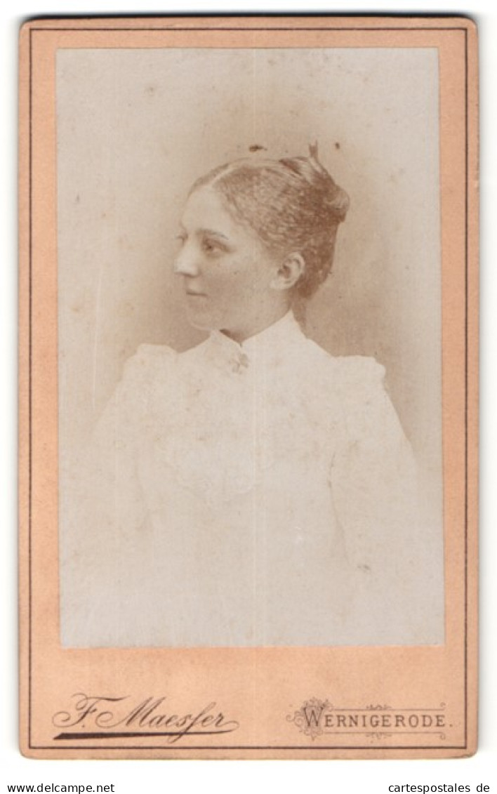 Fotografie F. Maesfer, Wernigerode, Portrait Junges Mädchen Im Weissen Kleid  - Anonyme Personen