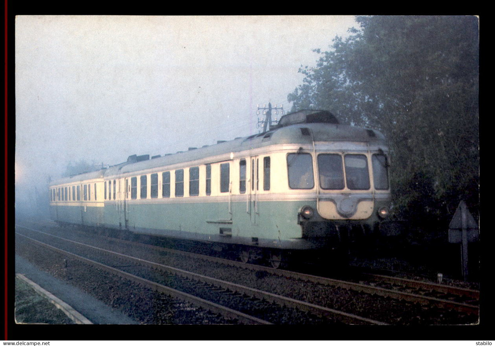 44 - CLISSON - TRAIN RGP BIMOTEURS X 2700 DANS L BROUILLARD EN 1980 - CHEMIN DE FER - Clisson