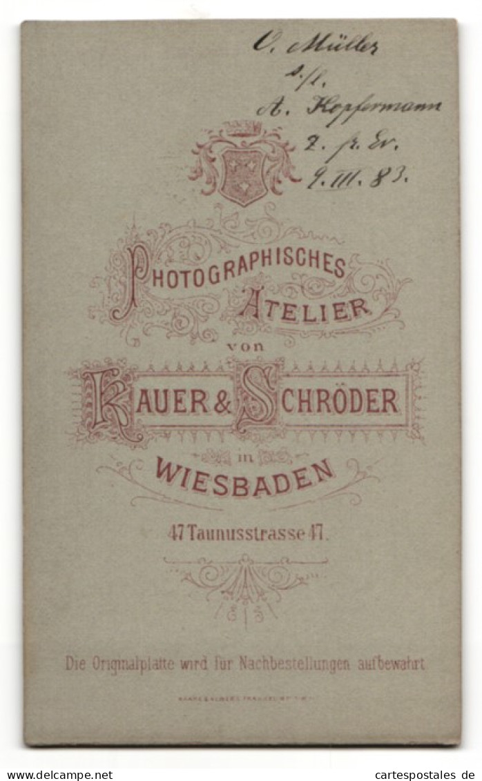 Fotografie Kauer & Schröder, Wiesbaden, Portrait Mann Mit Hufeisen An Gepunkteter Krawatte  - Anonyme Personen