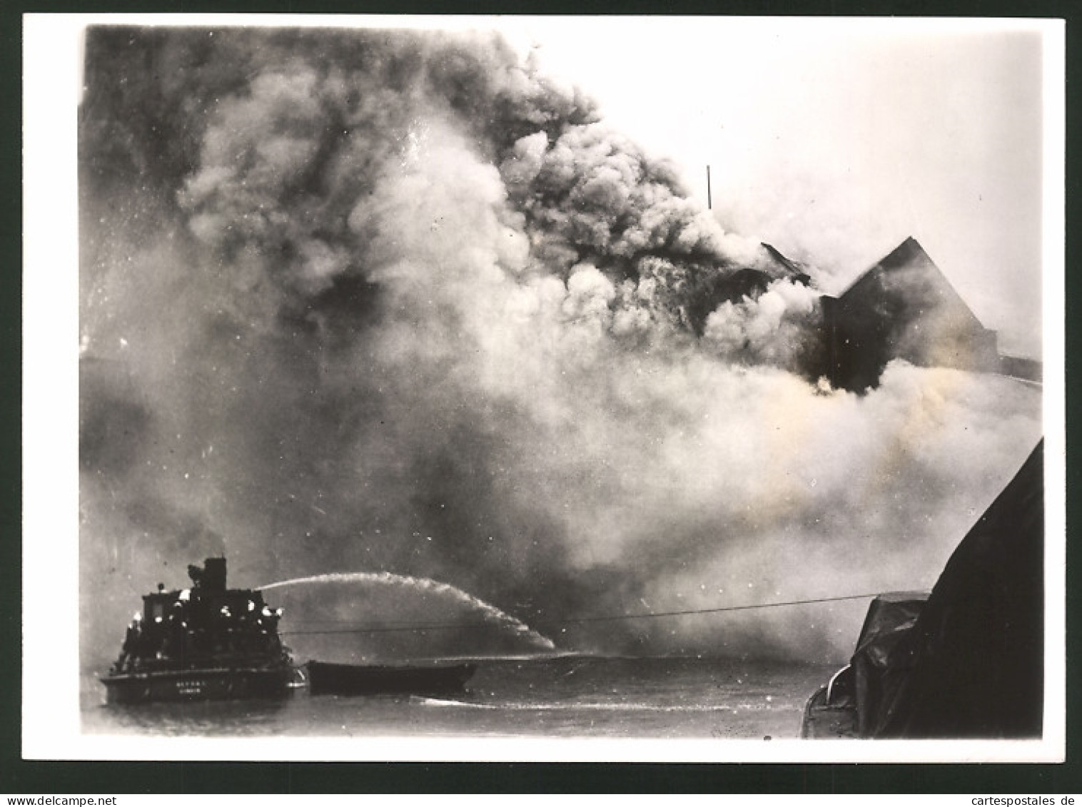 Photo Ansicht London, Brennender Mehlspeicher Nahe Dem Embankment An Der Themse, Feuerwehr Mit Löschschiff  - Métiers