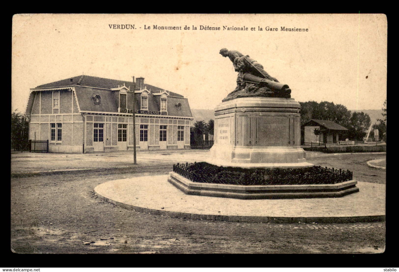55 - VERDUN - MONUMENT DE LA DEFENSE NATIONALE ET LA GARE MEUSIENNE - GUERRE DE 1870 - EDITEUR MARCHAL - Verdun