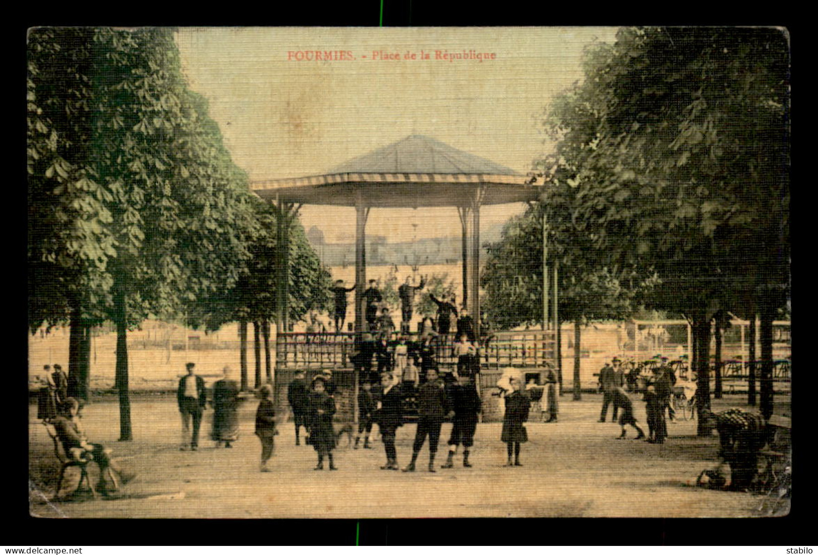 59 - FOURMIES - PLACE DE LA REPUBLIQUE - LE KIOSQUE DE MUSIQUE - CARTE TOILEE ET COLORISEE - Fourmies