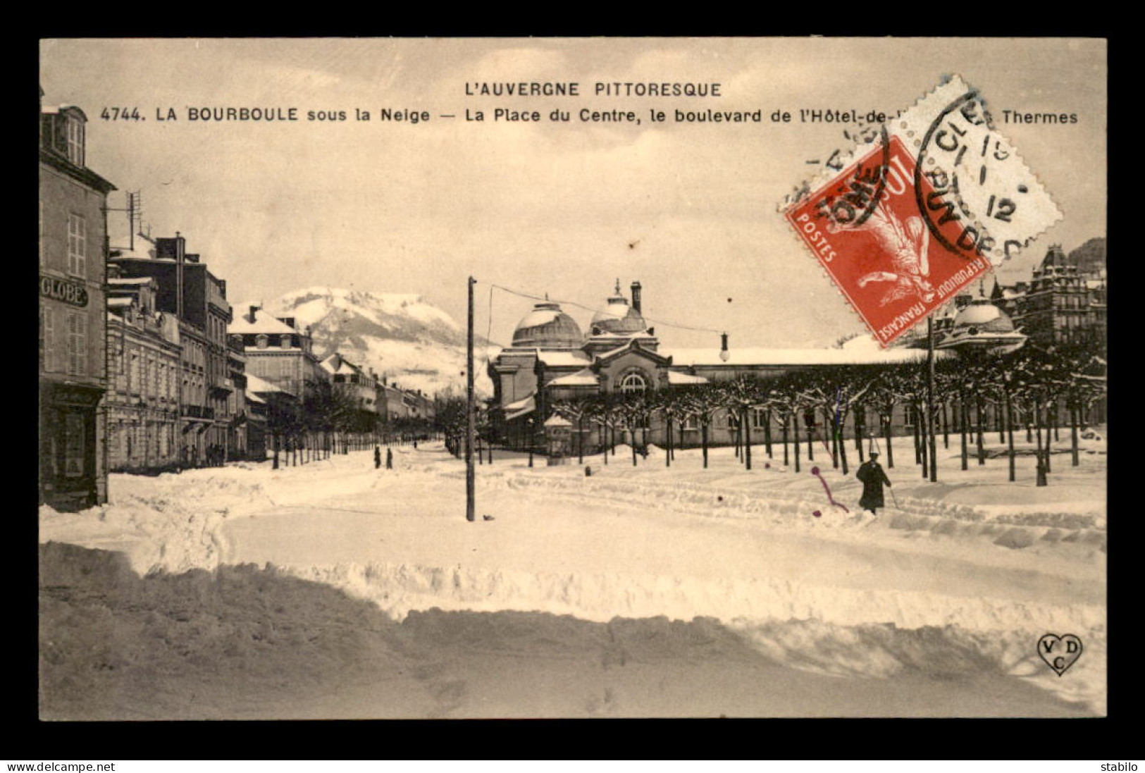 63 - LA BOURBOULE - PLACE DU CENTRE SOUS LA NEIGE - La Bourboule