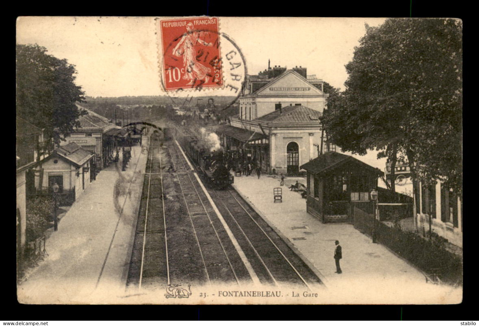 77 - FONTAINEBLEAU - TRAIN EN GARE DE CHEMIN DE FER - Fontainebleau