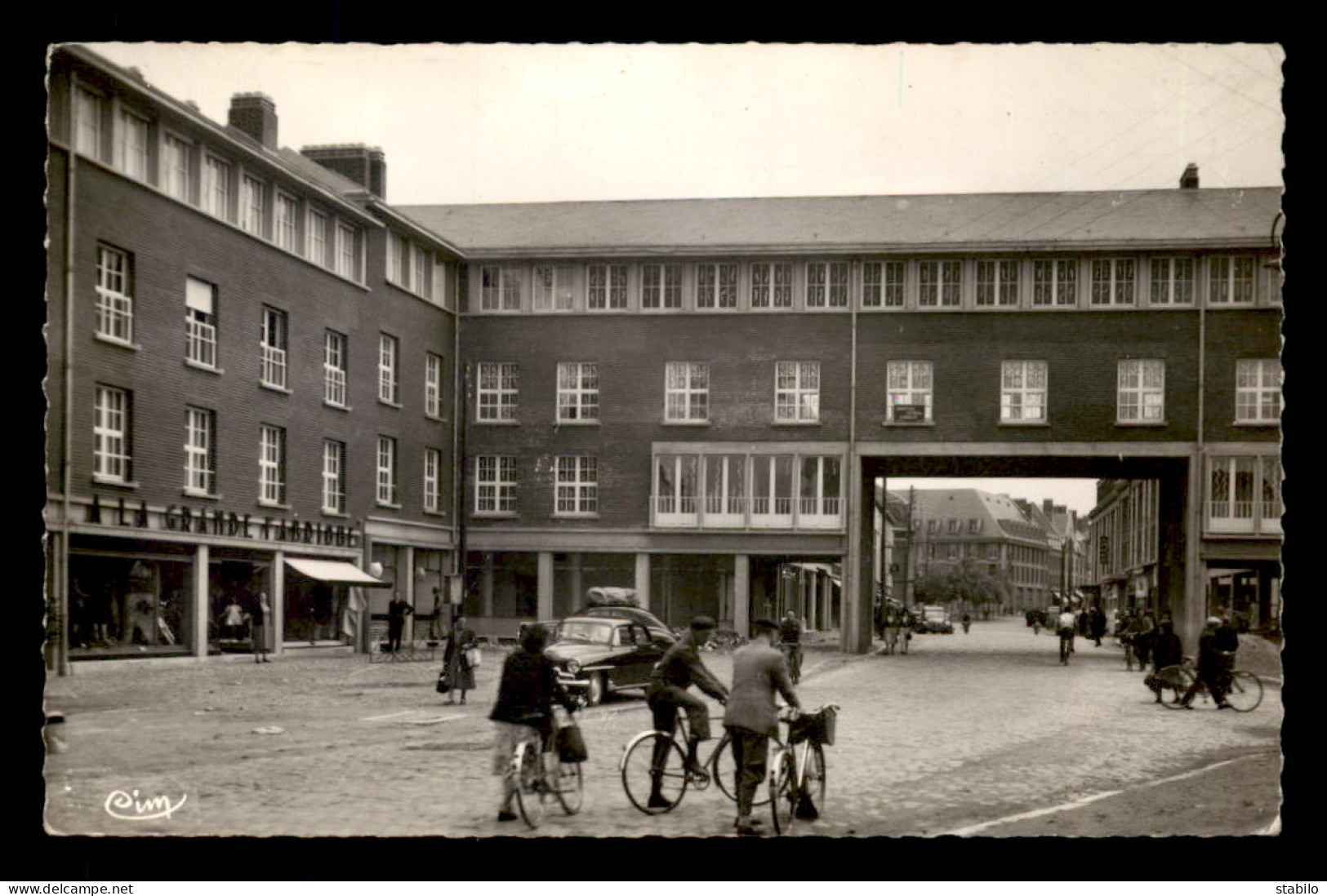 80 - ABBEVILLE - PLACE COURBET - CYCLISTES - Abbeville