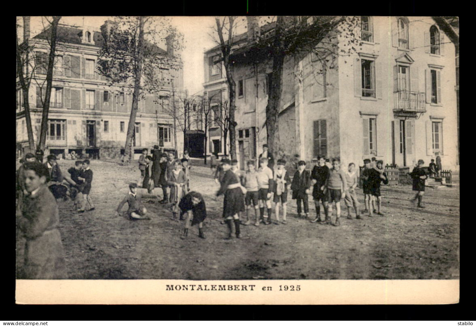 92 - COURBEVOIE - MONTALEMBERT EN 1925 - LES ENFANTS DANS LA COUR - Courbevoie
