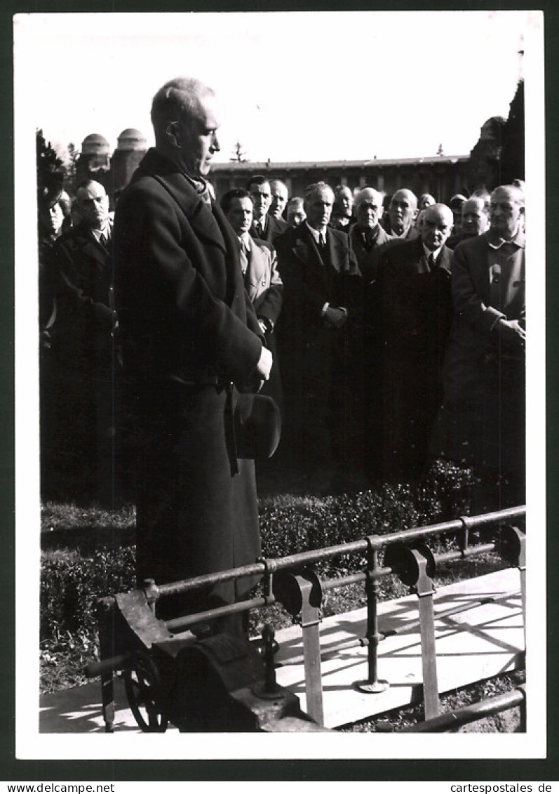 Fotografie Ansicht Wien, Stadtrat Blaschke Am Grab Von Dr. Karl Schönherr Auf Dem Zentralfriedhof  - Beroemde Personen