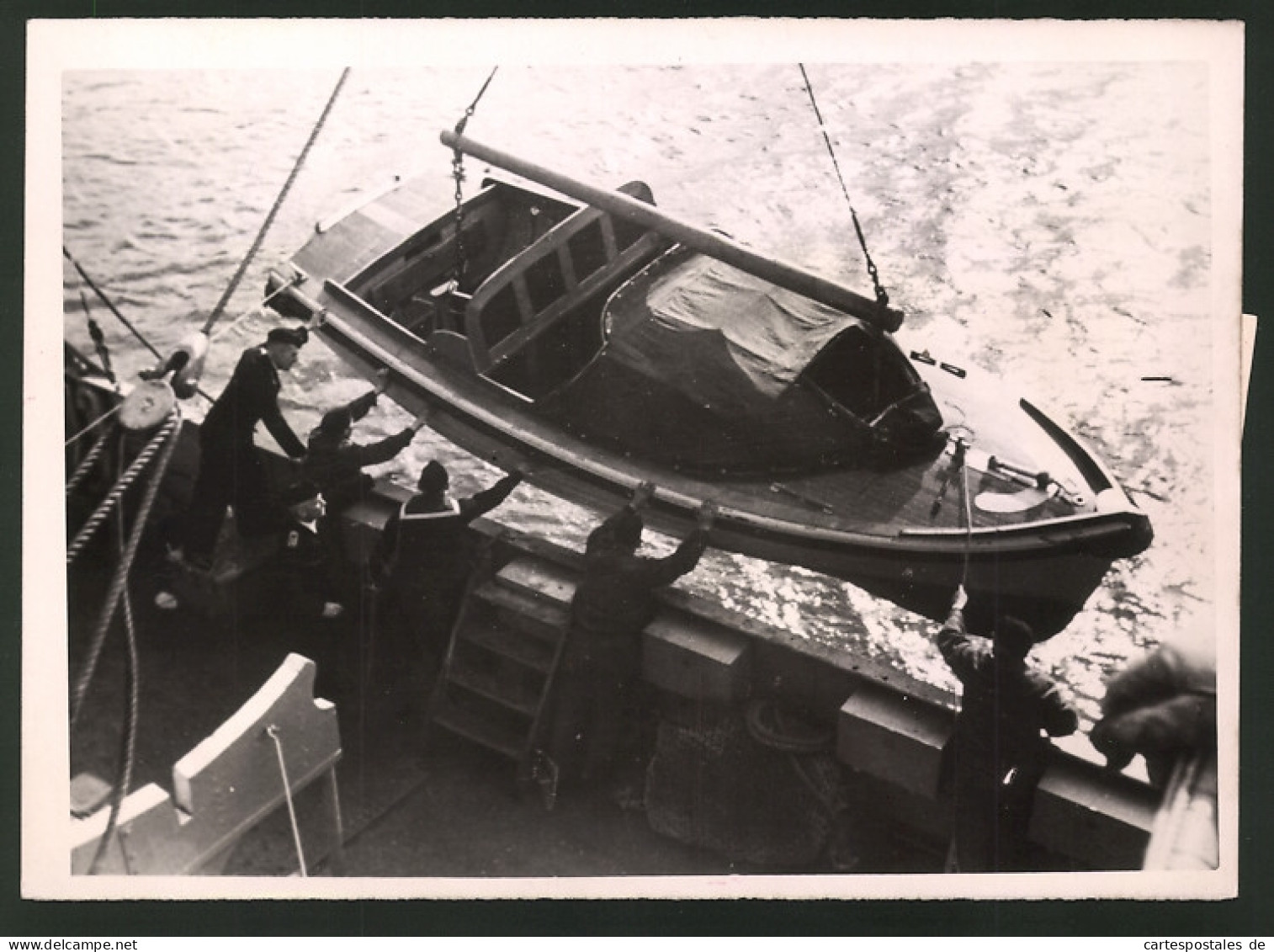 Fotografie Seeleute üben Das Aussetzen Eines Motorbootes  - Professions