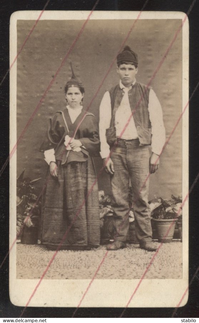 MADERE - COUPLE EN COSTUME - PHOTOGRAPHIE 19EME PROVENANT D'UN ALBUM DE VOYAGE D'UN MARIN FRANCAIS - Alte (vor 1900)