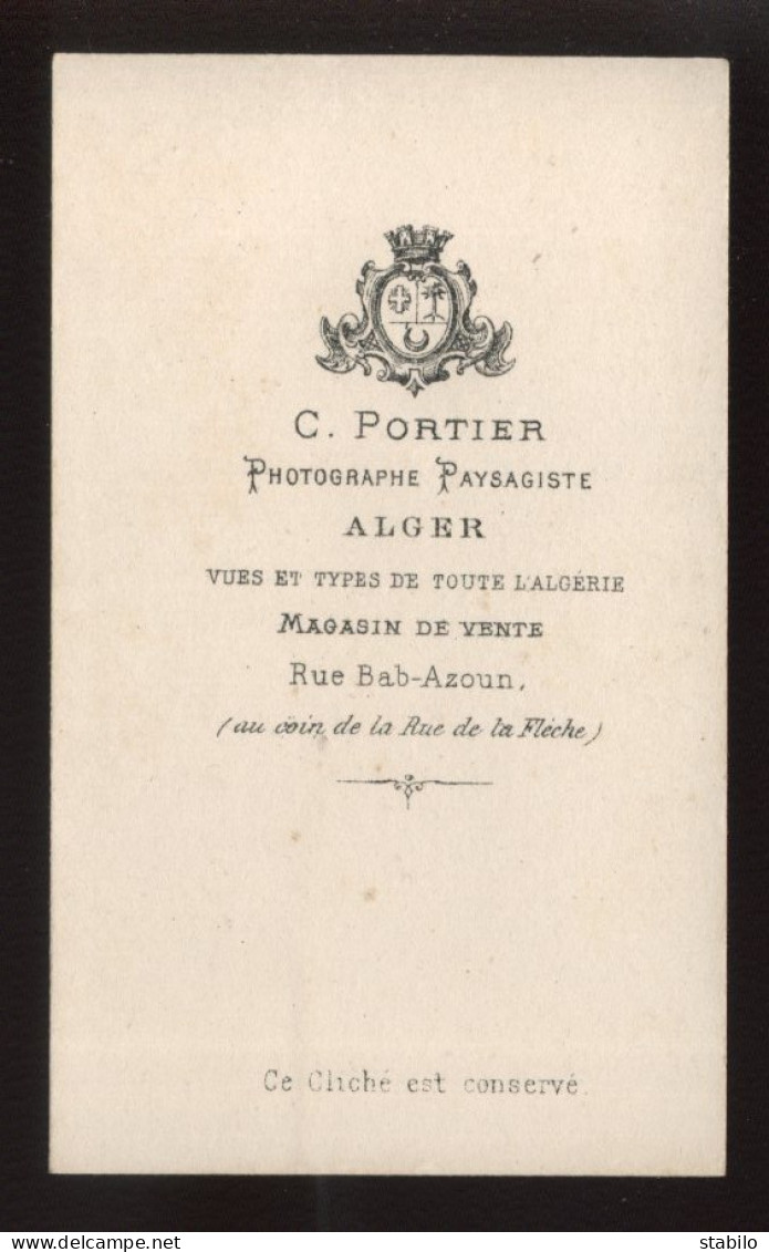 ALGERIE - FEMME MUSULMANE - PHOTOGRAPHIE 19EME DE C. PORTIER PROVENANT D'UN ALBUM DE VOYAGE D'UN MARIN FRANCAIS - Alte (vor 1900)