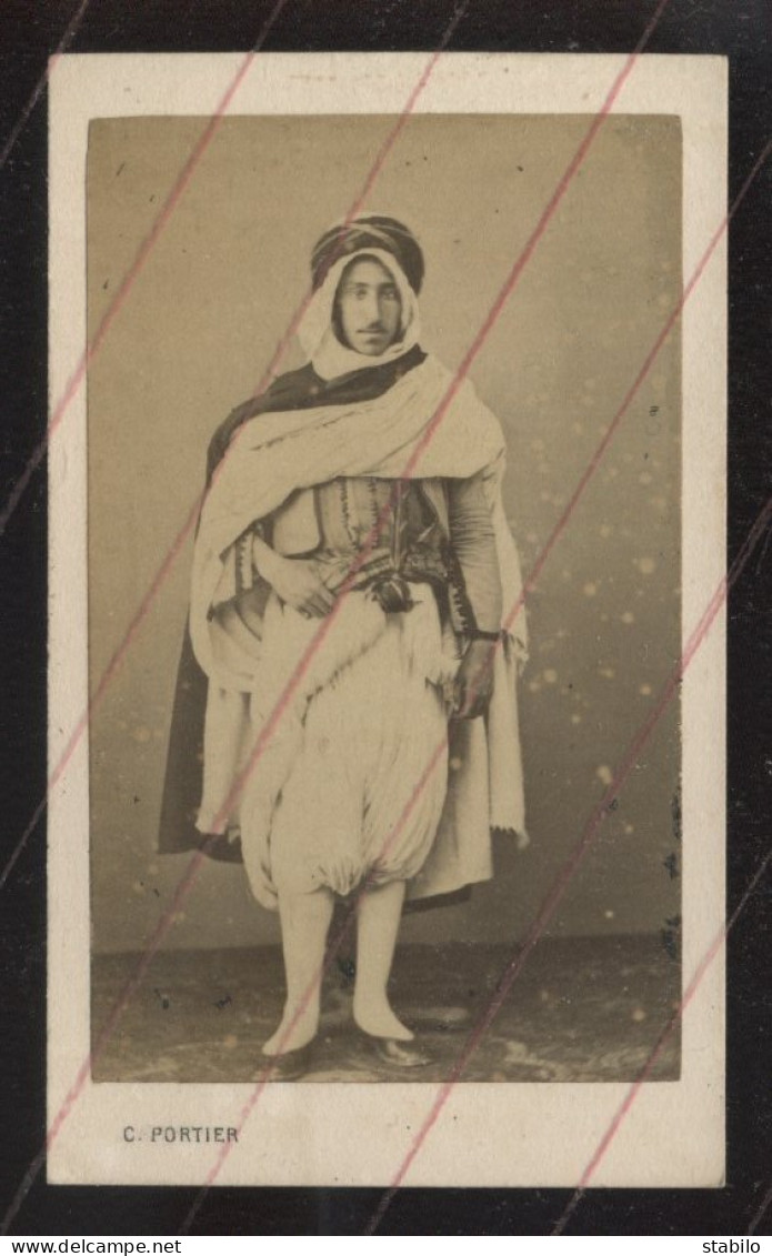ALGERIE - HOMME ARABE - PHOTOGRAPHIE 19EME DE C. PORTIER PROVENANT D'UN ALBUM DE VOYAGE D'UN MARIN FRANCAIS - Alte (vor 1900)