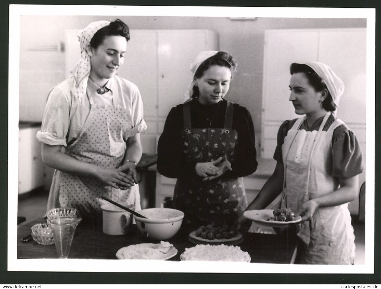 Fotografie Junge Köchinnen Bei Der Zubereitung Einer Speise  - Professions