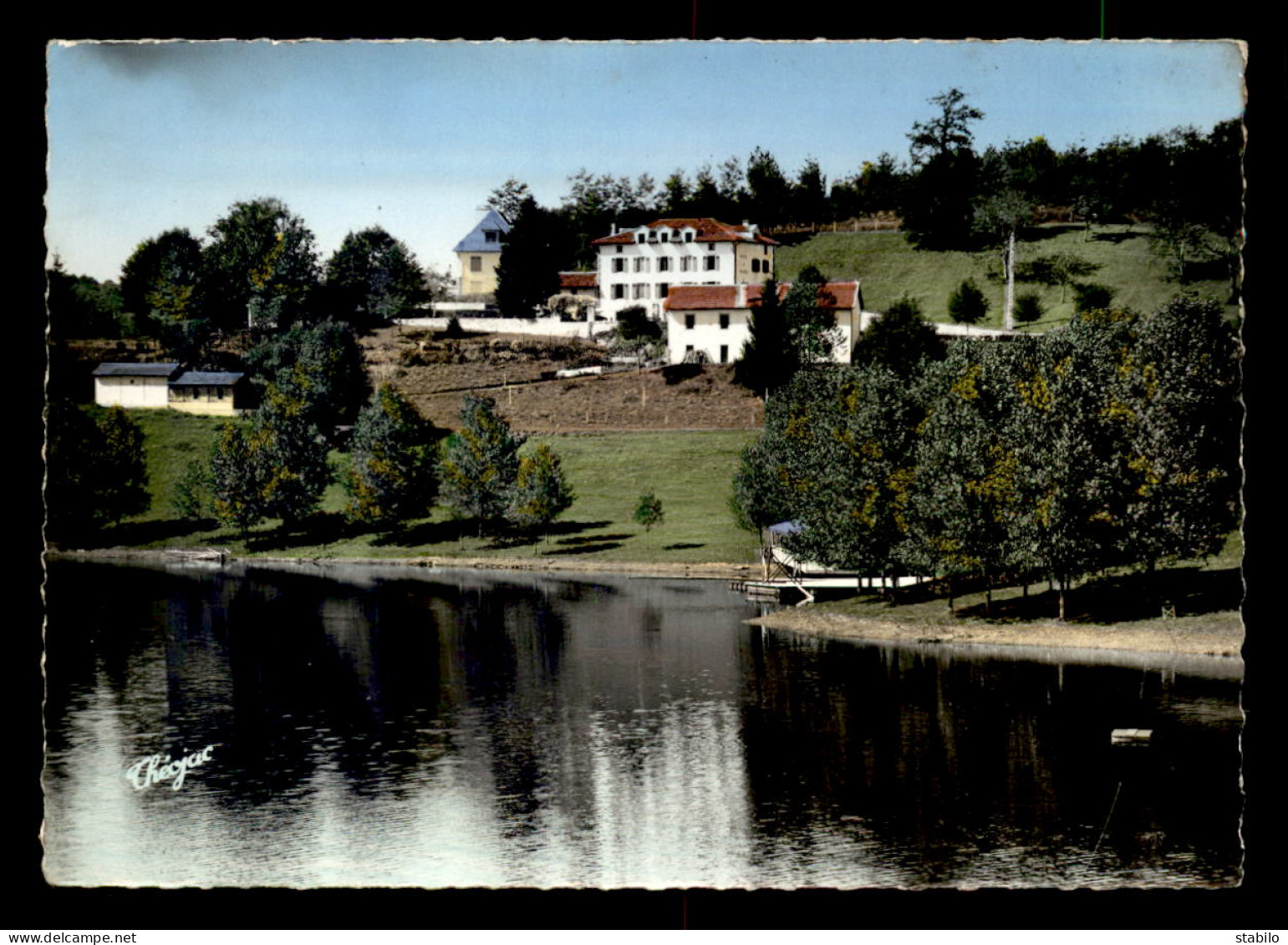 15 - ST-ETIENNE-CANTALES - LAC DU BARRAGE ET L'HOTEL - Other & Unclassified