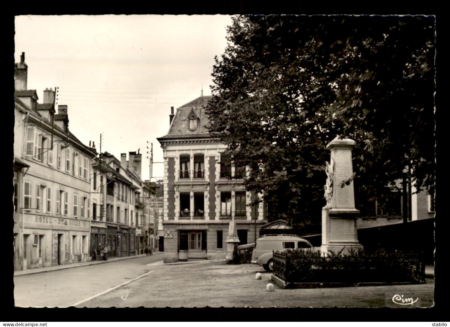 73 - LE PONT-DE-BEAUVOISIN - PLACE DE L'HOTEL DE VILLE ET MONUMENT AUX MORTS - Autres & Non Classés