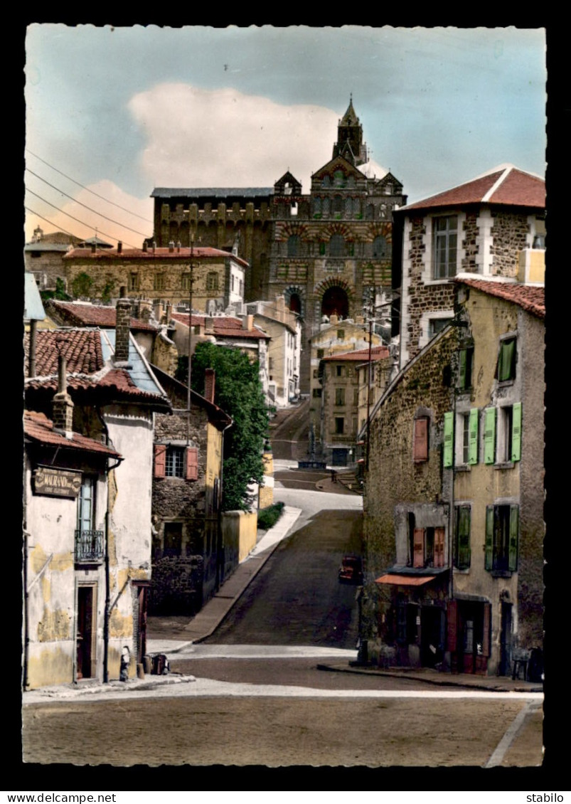 43 - LE PUY-EN-VELAY - RUE DES TABLES ET LA CATHEDRALE - Le Puy En Velay