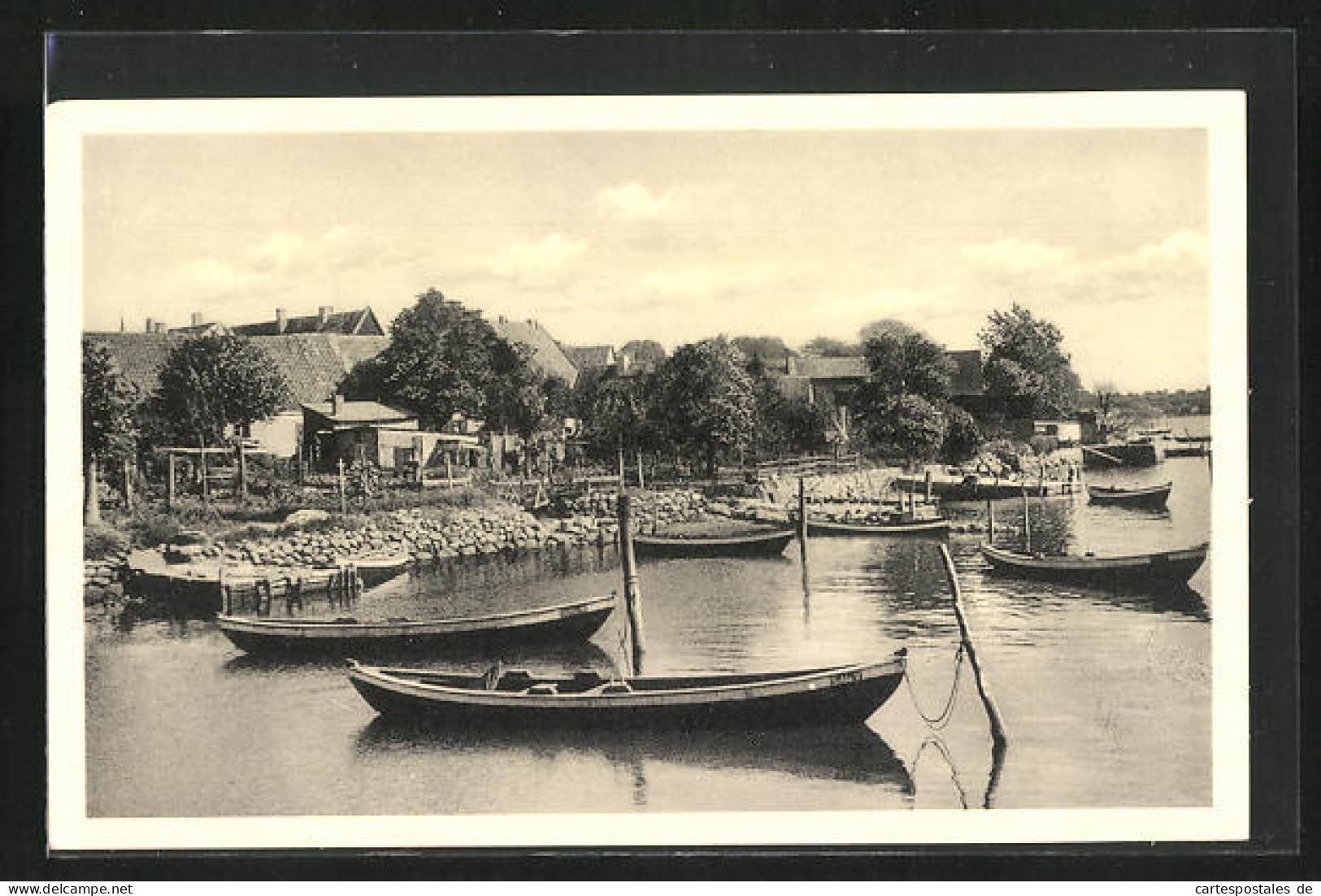 AK Holmen, Kleine Boote Am Ufer, Blick Auf Die Wohnhäuser  - Denemarken