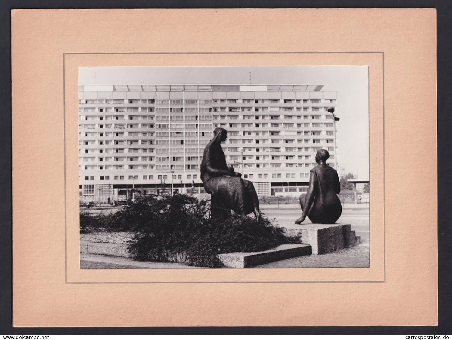 Fotografie Unbekannter Fotograf, Ansicht Dresden, Statuen-Gruppe Vor Neubaukomplex  - Krieg, Militär