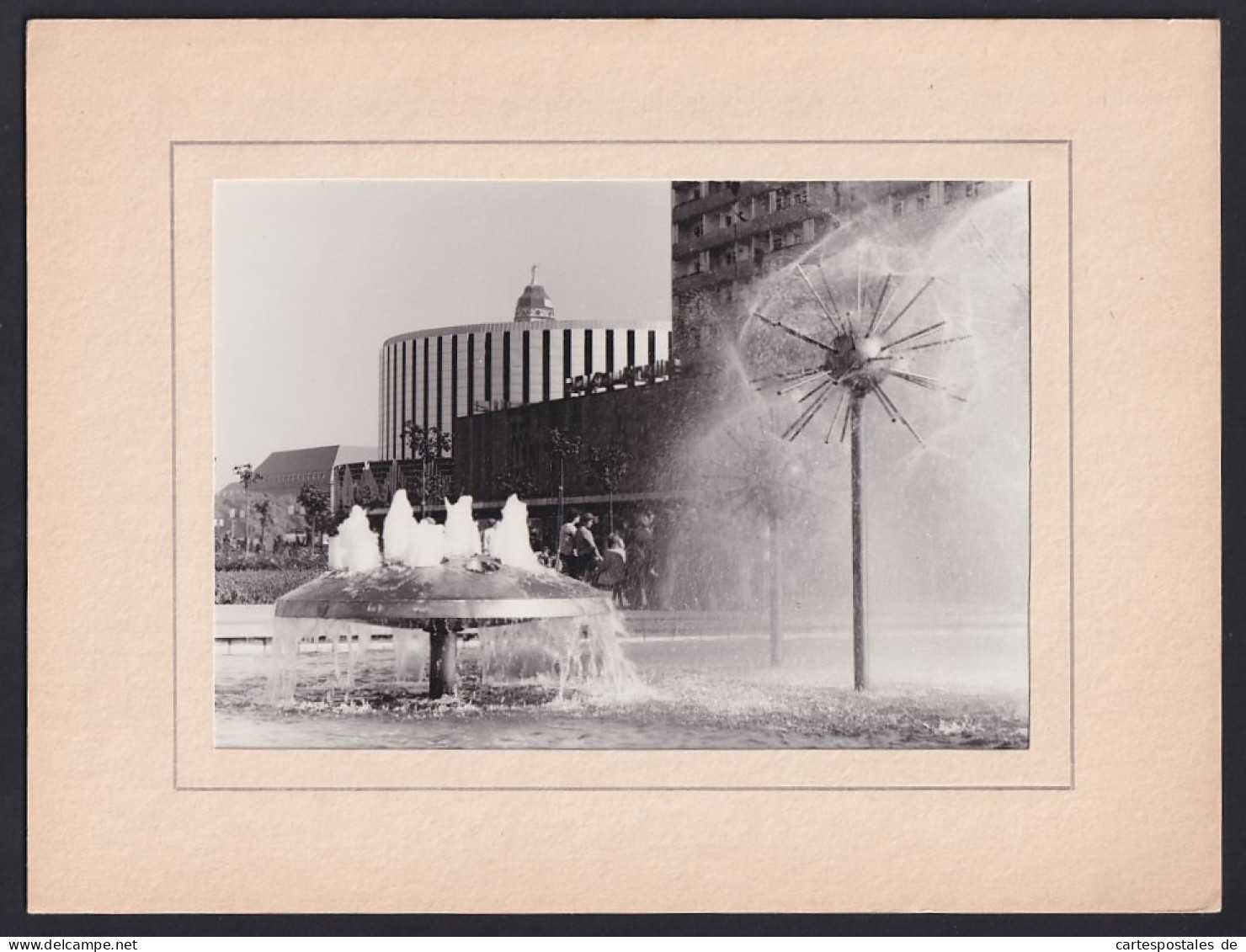 Fotografie Unbekannter Fotograf, Ansicht Dresden, Kaufhaus Mit Springbrunnen An Der Prager Strasse  - Krieg, Militär