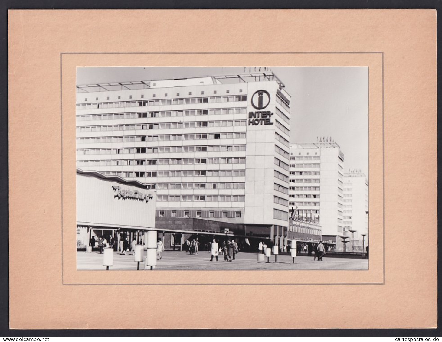 Fotografie Unbekannter Fotograf, Ansicht Dresden, Pragerstrasse Mit Inter-Hotel  - Krieg, Militär