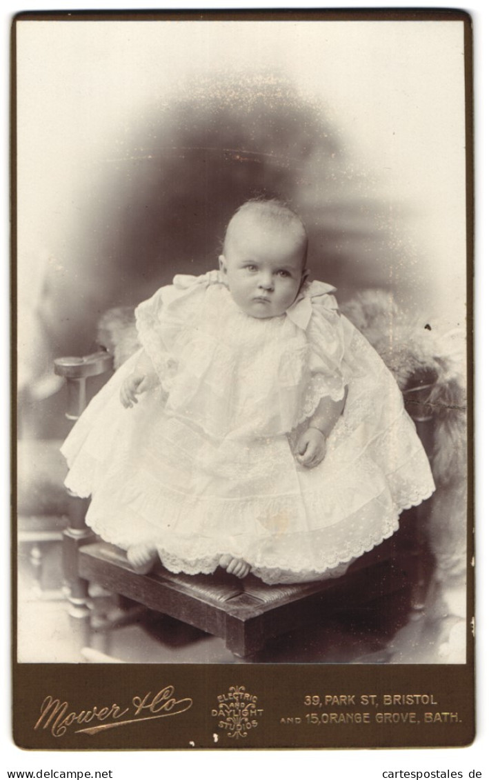 Photo Mower & Co., Bristol, Park St. 39, Portrait Kleinkind Im Weissen Kleidchen Auf Einem Stuhl  - Personnes Anonymes