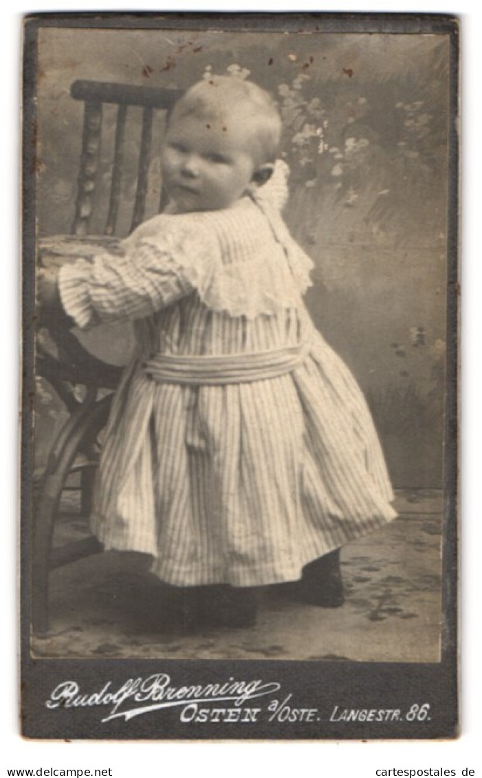 Fotografie Rudolf Brenning, Osten A /Oste, Langestr. 86, Kleines Kind Im Gestreiften Kleid  - Personas Anónimos