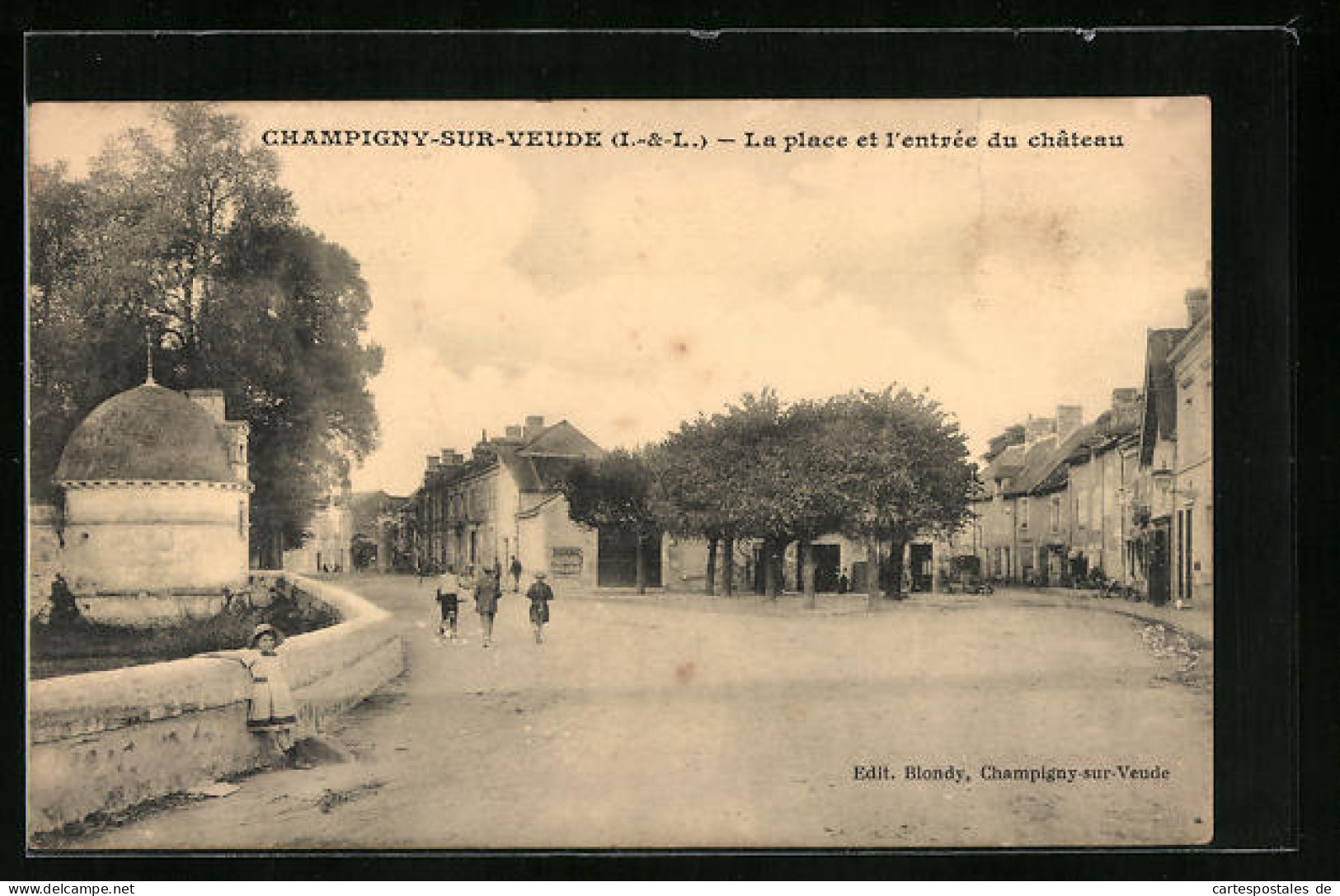 CPA Champigny-sur-Veude, La Place Et L`entrée Du Château  - Champigny-sur-Veude