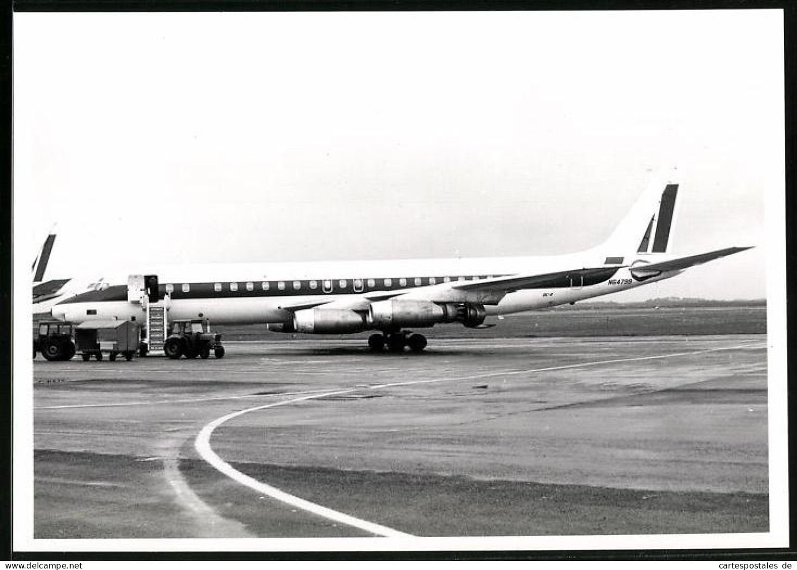 Fotografie Flugzeug - Passagierflugzeug Douglas DC-8, Kennung: N64799 Nebst Traktor  - Aviation