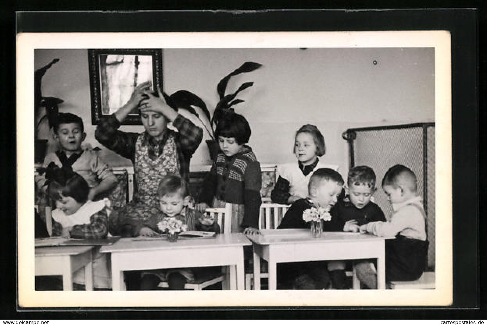 Foto-AK Frau Betreut Kinder In Der Vorschule  - Gebruikt