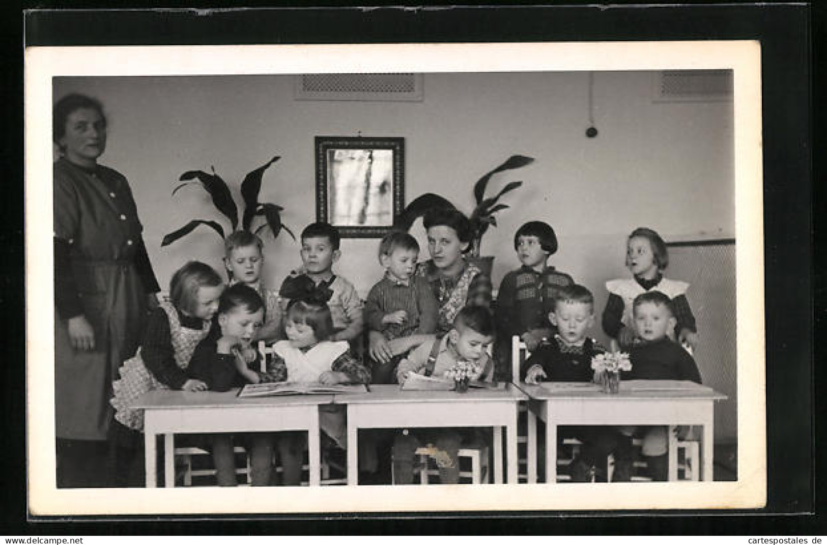 Foto-AK Kinder Sitzen Brav An Ihren Tischen In Der Vorschule  - Usados