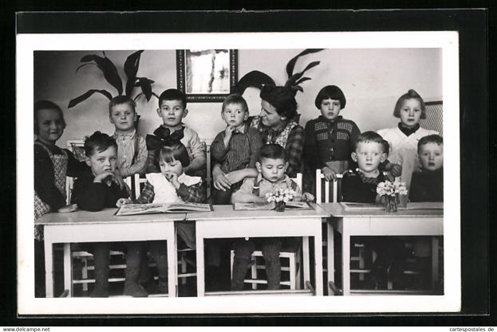 Foto-AK Lehrerin Betreut Kinder In Der Vorschule  - Used Stamps