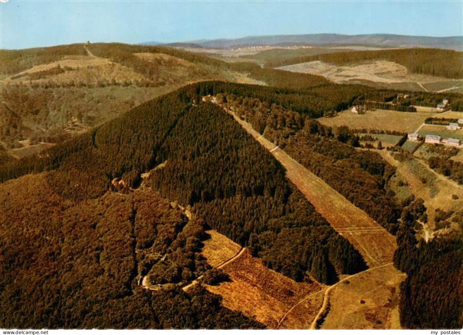 73942876 Winterberg__Hochsauerland_NRW Bobbahn Mit Bobhaus Und Astenturm - Winterberg